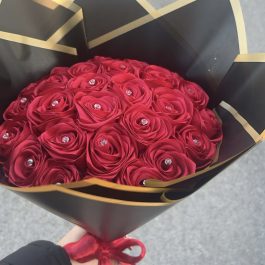 Букет „27 сатенени рози“ с камъчета