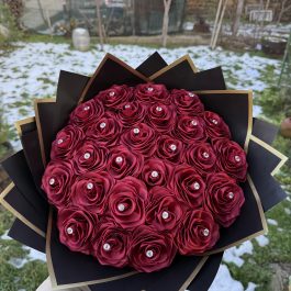 Букет „27 сатенени рози“ с камъчета