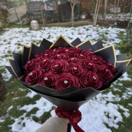Букет „27 сатенени рози“ с камъчета