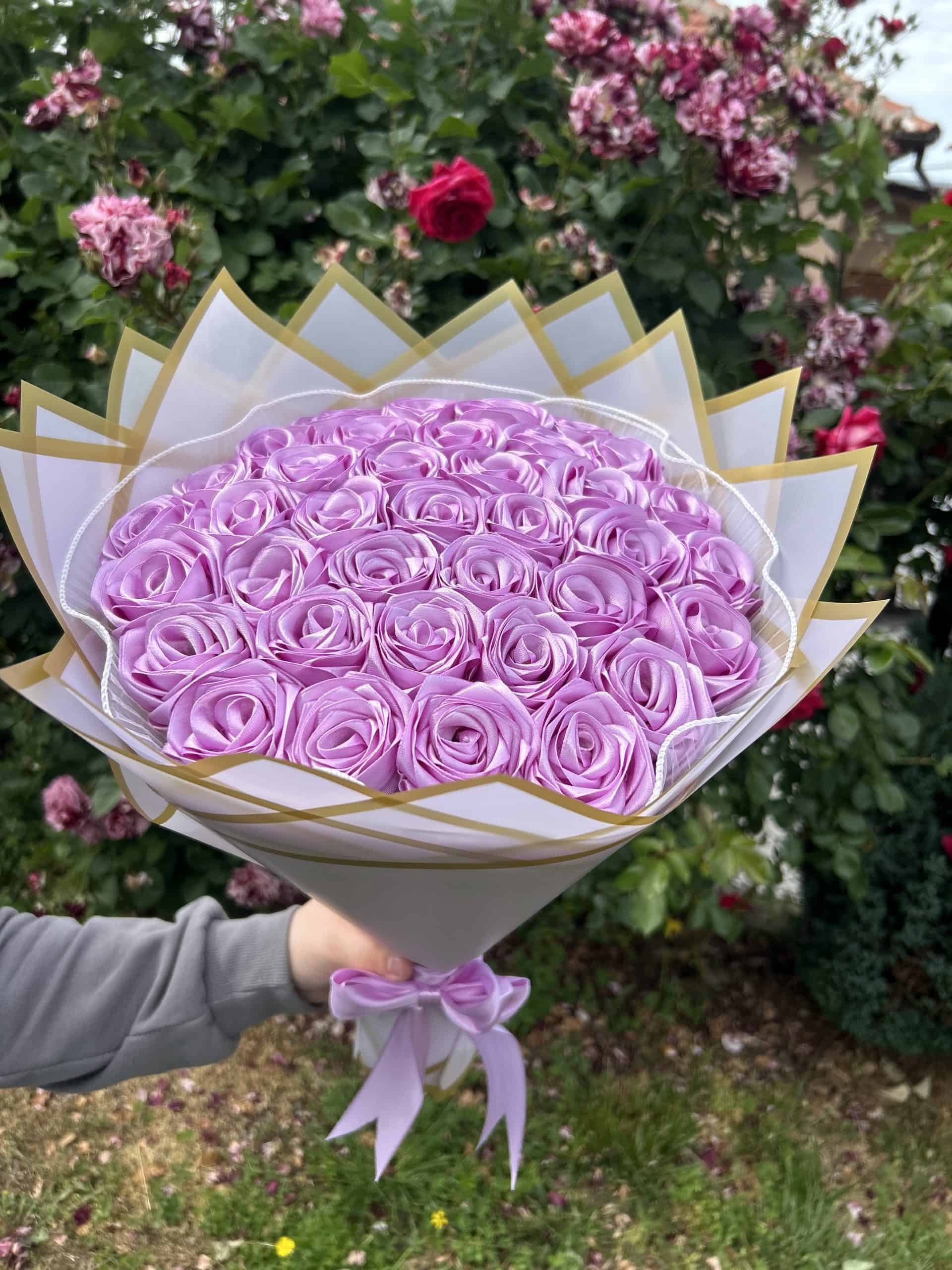 Вечен Букет 37 сатенени рози с органза