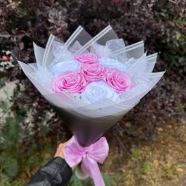 Букет “7 сатенени рози” с мрежа пуканка