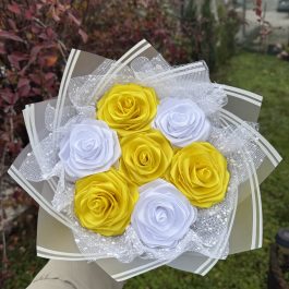 Букет “7 сатенени рози” с мрежа пуканка