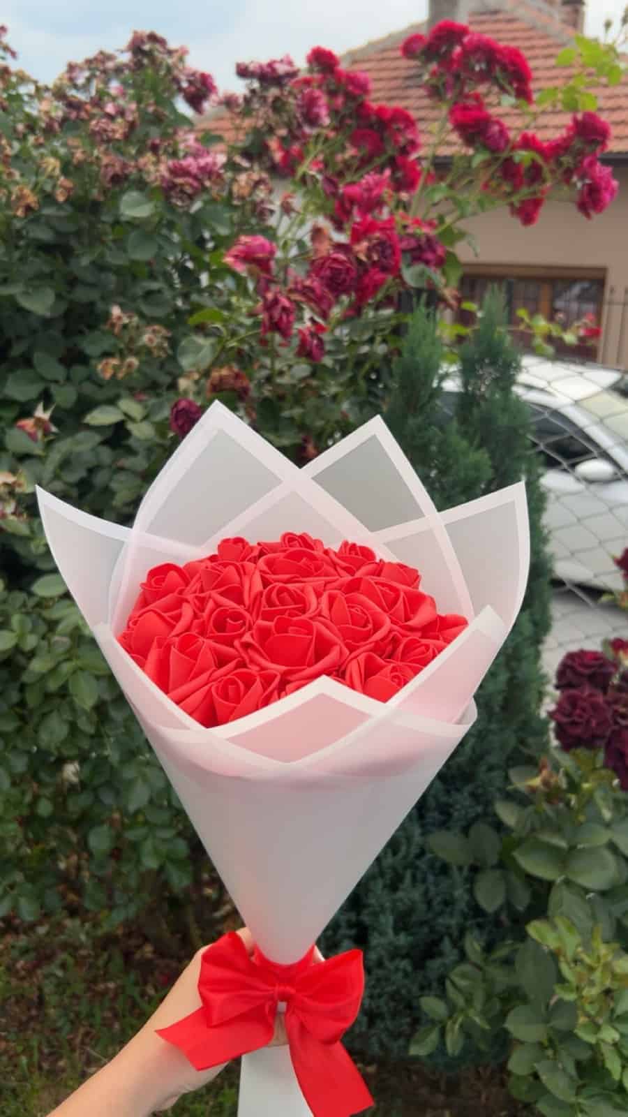 Рози от фоам – бюджетен подарък