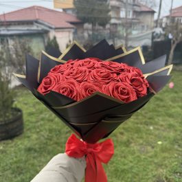 Букет 15 сатенени рози с брокат