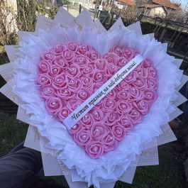 Букет с 69 рози във формата на сърце